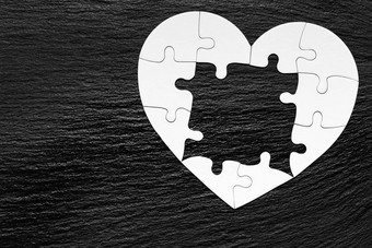 心对象使谜题块使完整的心拼图
