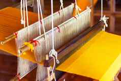 家庭织机编织细节编织织机自制的丝绸纺织生产泰国