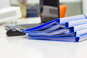 蓝色的文档文件夹文档笔记本白色表格会议房间