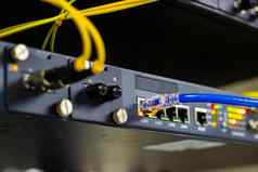 特写镜头蓝色的电缆网络连接港口开关服务器房间