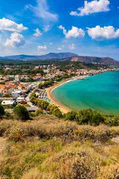 希腊假期美丽的花萼村绿松石海