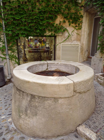 圣保罗德旺斯古董喷泉