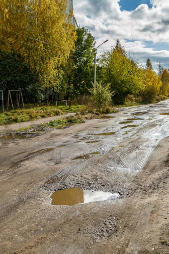 巷道省俄罗斯城市可怜的条件坑污垢