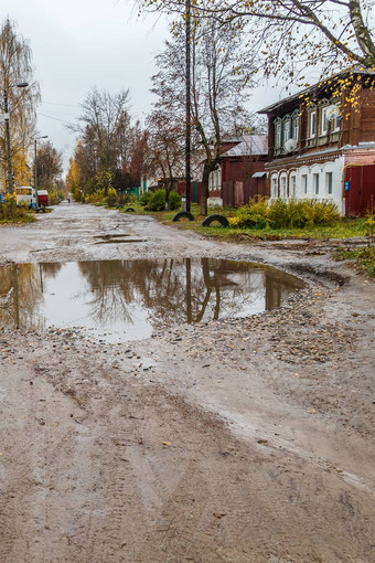 巷道省俄罗斯城市可怜的条件坑污垢