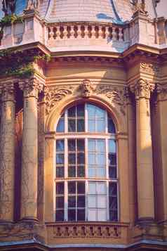 拱形窗口古老的观赏装饰柱子