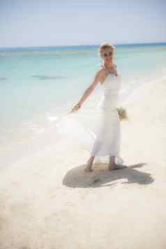 美丽的新娘热带海滩婚礼一天