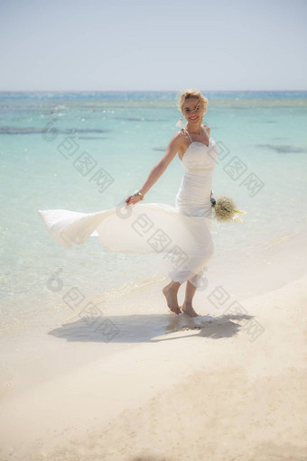 美丽的新娘热带海滩婚礼一天