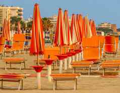 里米尼橙色海滩雨伞日光浴浴床