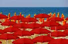 里米尼红色的雨伞海滩