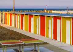 里米尼黄色的红色的海滩小屋