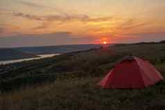 橙色帐篷日落山野营自然