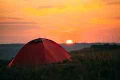 橙色帐篷日落山野营自然