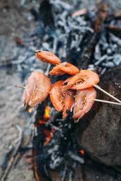 王虾烤木炭食物在户外烹饪