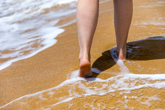 女人<strong>走光</strong>着脚海滩关闭腿年轻的女人