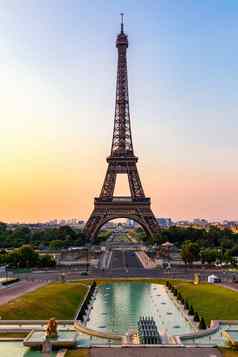 埃菲尔铁塔塔夏天巴黎法国风景优美的全景