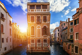 视图街运河<strong>威尼斯意大利</strong>色彩斑斓的外墙