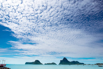宽视<strong>图海岛</strong>蓝色的天空