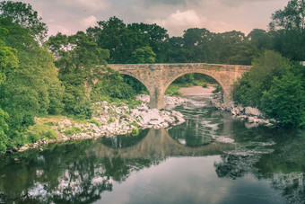 视图魔鬼桥著名的具有里程碑意义的河月亮科克朗斯代尔坎布里亚郡