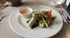 蔬菜卷大米基地白色板绿色洋葱红色的胡椒酱汁