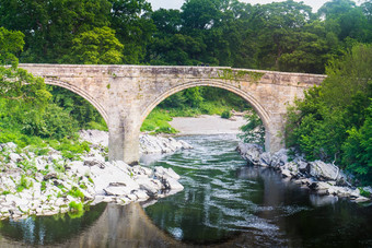 视图魔鬼<strong>桥</strong>著名的具有里程碑意义的河月亮科克朗斯代尔坎布里亚郡