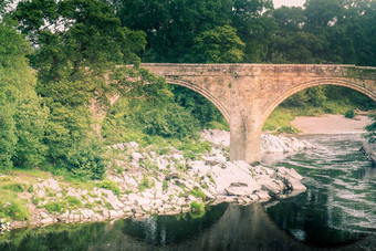 视图魔鬼桥著名的具有里程碑意义的河月亮科克朗斯代尔坎布里亚郡