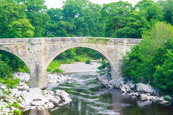 视图魔鬼<strong>桥</strong>著名的具有里程碑意义的河月亮科克朗斯代尔坎布里亚郡