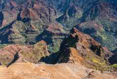 特写镜头绿色覆盖红色的山峰于峡谷考艾岛哈瓦