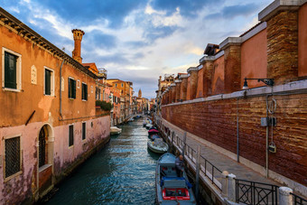 街运河威尼斯意大利狭窄的运河色彩斑斓的