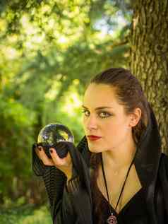 女巫黑色的衣服水晶球