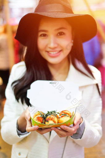 中国人亚洲年轻的女模型吃饺子面糊塔科亚克