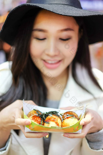 中国人亚洲年轻的女模型吃饺子面糊章鱼屋