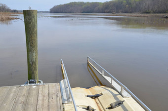 皮艇发射斜坡河湖水