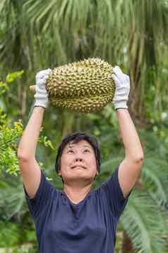 亚洲农民持有榴莲王水果