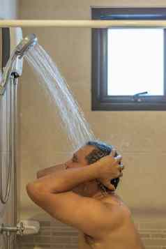 亚洲男人。淋浴浴室清洁身体