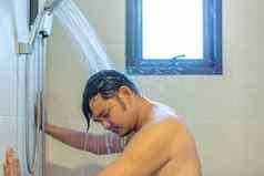 亚洲男人。淋浴浴室清洁身体
