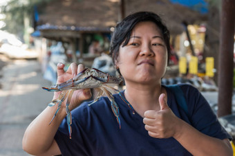 亚洲女人花蟹泰国海鲜市场