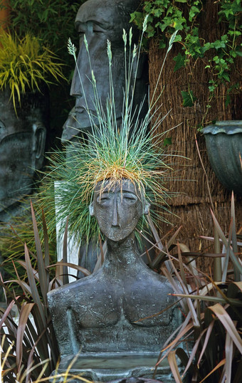 新奇的事物花园雕塑contaier日益增长的草