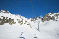 旅行高山山腰滑雪椅子电梯