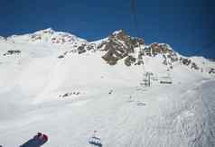 旅行高山山腰滑雪椅子电梯