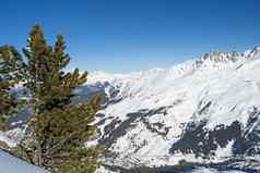 全景视图雪覆盖高山山范围