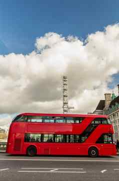 平移拍摄红色的双德克尔公共汽车伦敦
