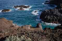 火山岩石形成悬崖黑色的熔岩岩石海岸
