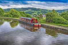 narrowboat停泊英国运河农村设置