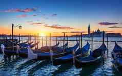 威尼斯著名的贡多拉日出意大利贡多拉lagoo