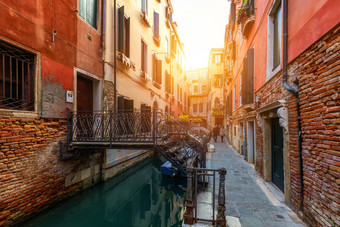 视图街运河<strong>威尼斯意大利</strong>色彩斑斓的外墙