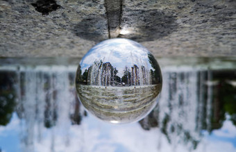 大城市喷泉反映了水晶玻璃镜头球