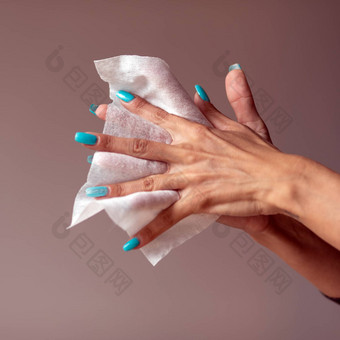 女人轻轻清洁手湿湿巾