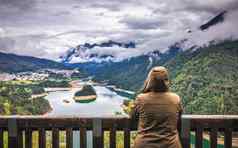 旅行者放松冥想宁静视图山湖
