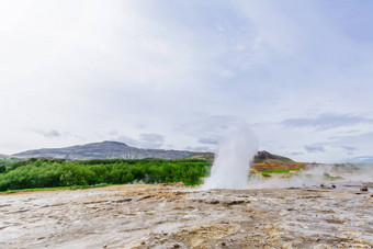 火山喷发圆柱体喷泉