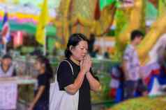 泰国佛教祈祷恩惠敬拜
